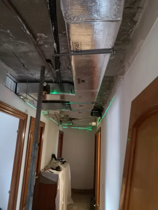 Conductos de climatización instalados en el techo de un pasillo