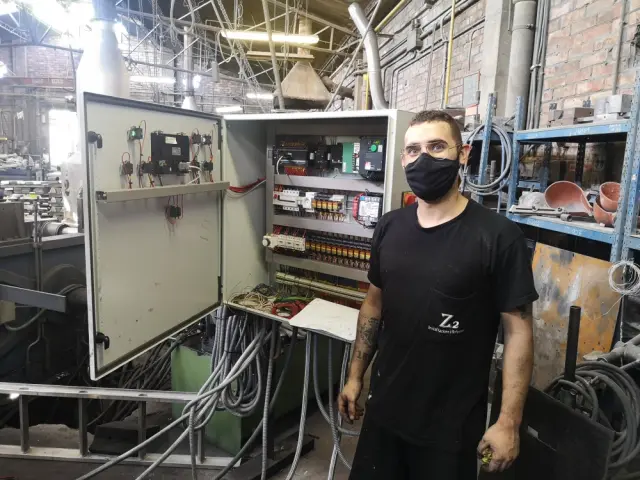 Instalador de Z2 junto a un cuadro eléctrico abierto