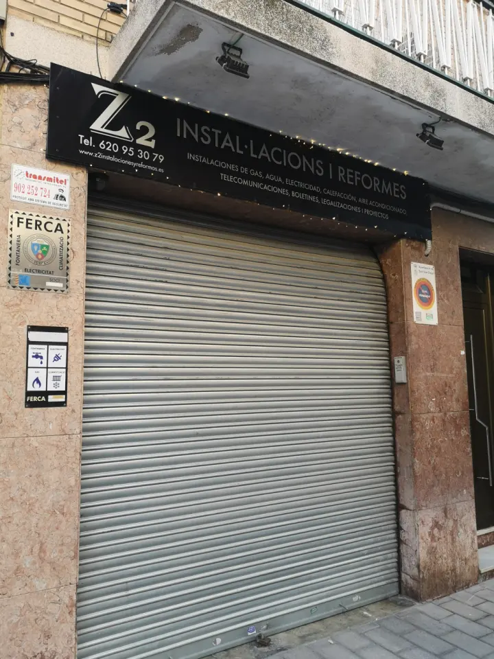 Fachada del local de Z2, con el rótulo de la empresa y el teléfono 620 95 30 79